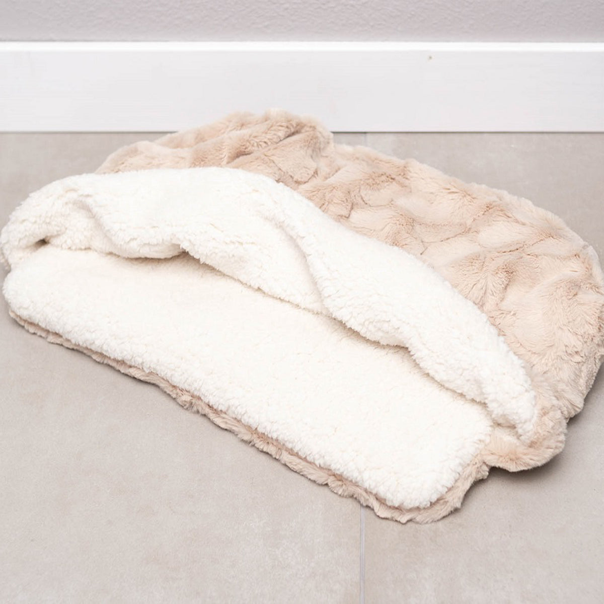 Mutts & Mittens, Inc. Premium Pocket Bed- Latte Fur (22x32)