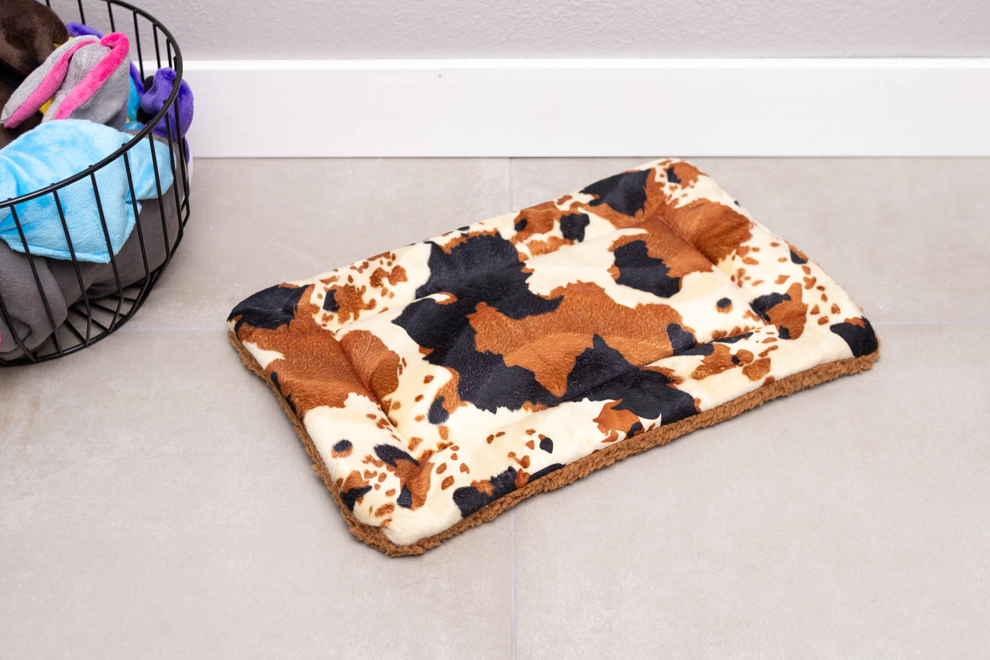 Mutts & Mittens, Inc. Premium Flat Bed- Tan Cow Velboa (26x42)